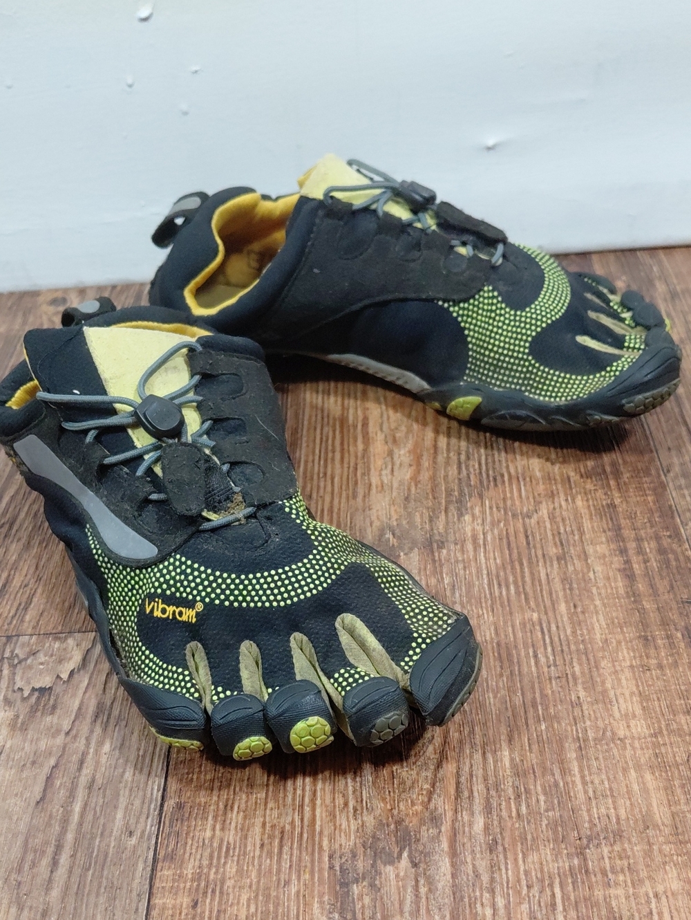 Vibram FiveFingers Black and Yellow Minimalist Toe Shoes Size 42/10-11